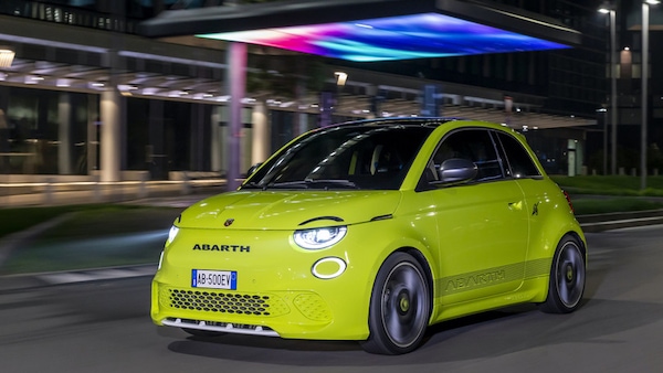 Nuova Abarth 500e: lo Scorpione si fa adrenalinico ed elettrizzante