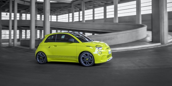 Abarth 500e, lo Scorpione della discordia: l'elettrica fa già discutere