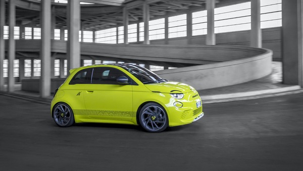 Abarth 500e, lo Scorpione della discordia: l'elettrica fa già discutere