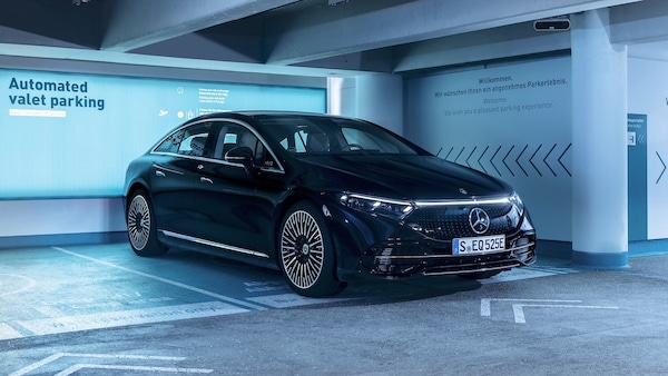 Mercedes Classe S parcheggia da sola e senza guidatore: è realtà