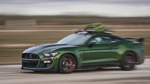 Hennessey e l'albero di Natale più veloce sul tetto di una Mustang