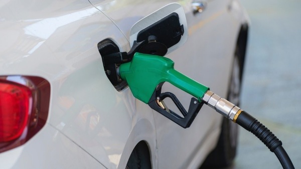 Benzina, prezzi ancora in calo: self a 1,630 euro al litro