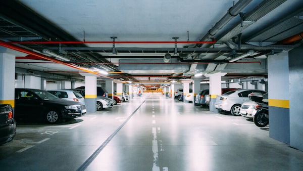 L'allarme: le auto elettriche pesano troppo e i parcheggi multipiano rischiano il crollo