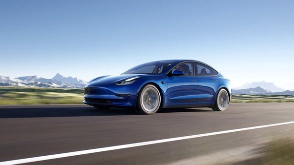 Guida autonoma Tesla, in California una legge per fare chiarezza