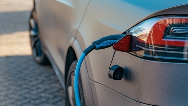 Auto elettriche e ibride, aumentano i controlli del fisco nel 2023