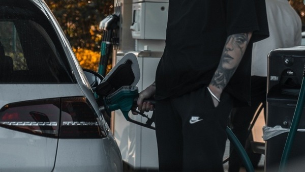 Prezzo benzina scende ancora: mai così basso da giugno 2021