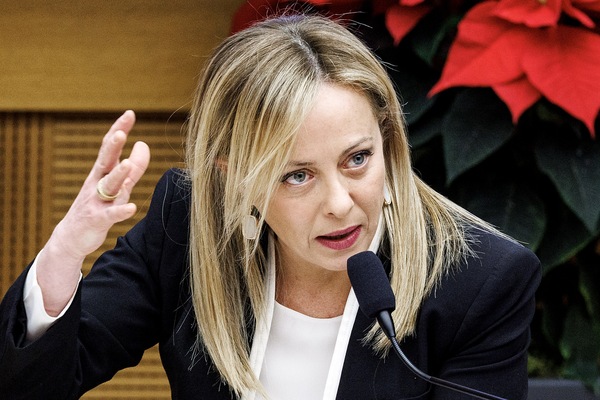 Giorgia Meloni contro lo stop alle auto endotermiche: "Lesivo al sistema produttivo"