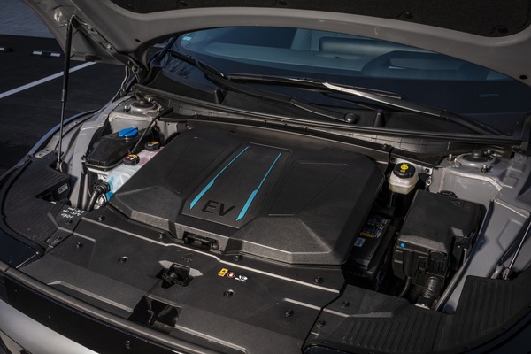 Elettrificazione auto: non solo lusso ma un processo di difese e scelte