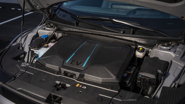 Elettrificazione auto: non solo lusso ma un processo di difese e scelte