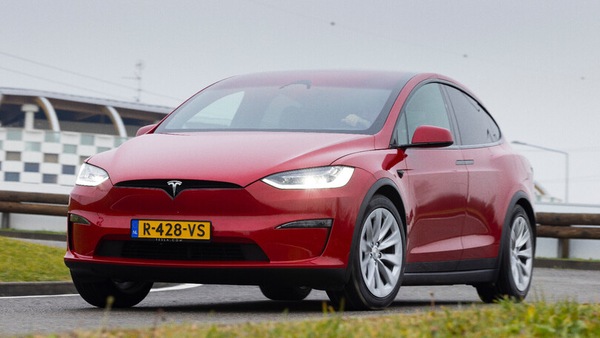 Sul nuovo numero di Auto: Tesla Model X Plaid, potenza da iperspazio