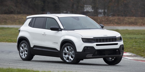 Sul nuovo numero di Auto: Jeep Avenger, arriva la benzina