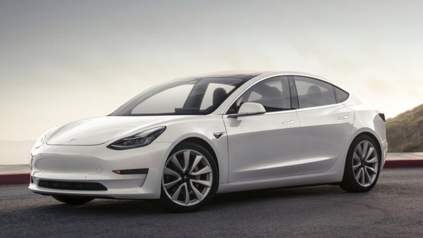 Tesla, la mossa di Elon Musk: in calo i prezzi di due modelli