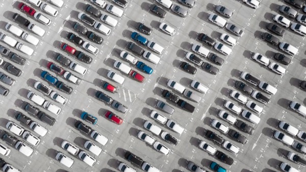 Mercato auto, crisi in tutta Europa: nel 2022 immatricolazioni al -4,1%