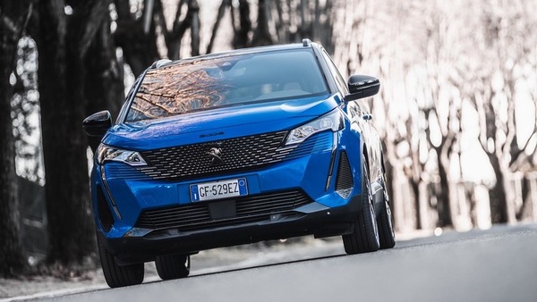 Peugeot 3008 Hybrid 2023, il prezzo si abbassa con la versione 180 cv