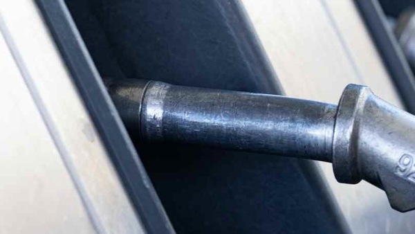 Benzina, il prezzo continua a crescere, adesso è a 1,842 euro al litro al self