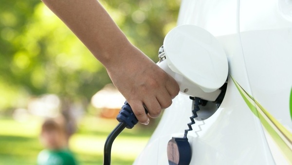 Bonus carburanti da 200 euro: vale anche le auto elettriche