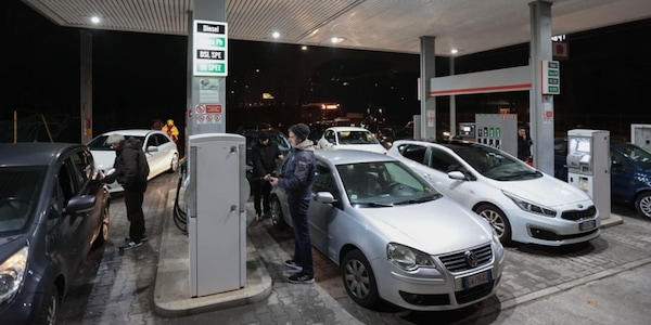 Carburanti, prezzi in ribasso: ma il servito supera i 2 euro al litro