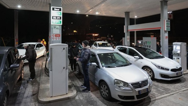 Carburanti, prezzi in ribasso: ma il servito supera i 2 euro al litro