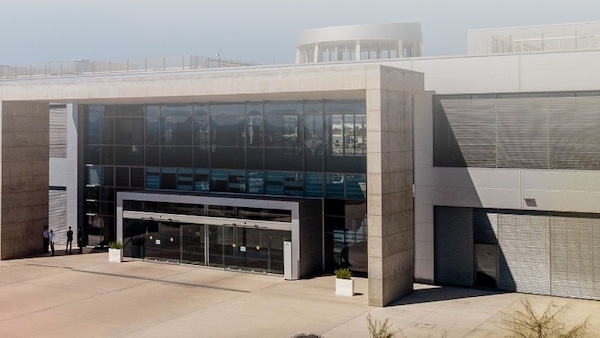 BMW sempre più elettrico: nuovo investimento da 800 milioni di euro