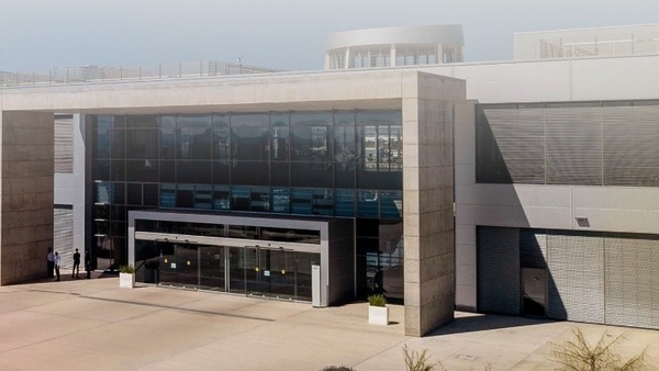 BMW sempre più elettrico: nuovo investimento da 800 milioni di euro