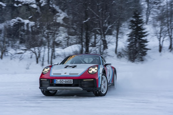 Porsche 911 Dakar, tutta di traverso su neve e ghiaccio