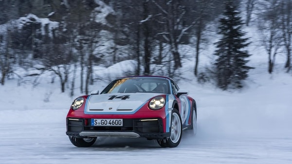 Porsche 911 Dakar, tutta di traverso su neve e ghiaccio