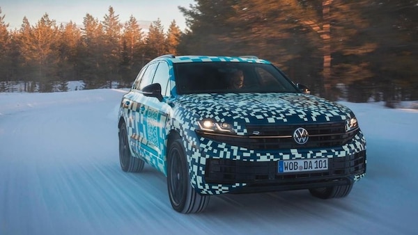Volkswagen Touareg restyling disegna con i fari