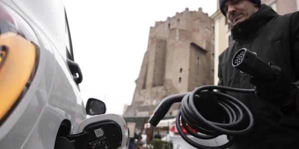 Stop ai motori termici dal 2035, il Ministro Urso: "Abbiamo svegliato l'Europa"