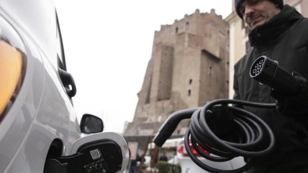 Stop ai motori termici dal 2035, il Ministro Urso: "Abbiamo svegliato l'Europa"