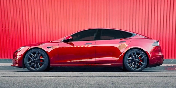 Tesla, nuova colorazione e volante "tradizionale" per Model S e X