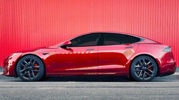 Tesla, nuova colorazione e volante "tradizionale" per Model S e X