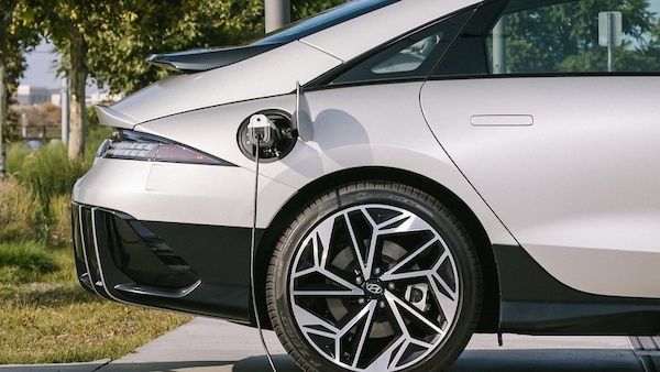 Stop motori benzina e Diesel nel 2035, c'è la conferma: deroga sugli e-fuels