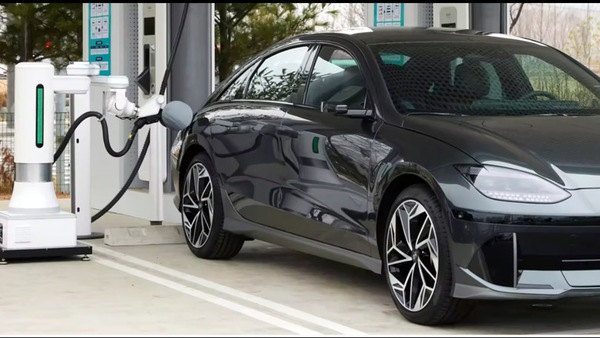 Hyundai ACR, innovativo robot per la ricarica automatica VIDEO