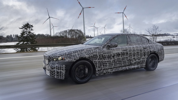 BMW i5, i dettagli di stile inediti condivisi con nuova Serie 5