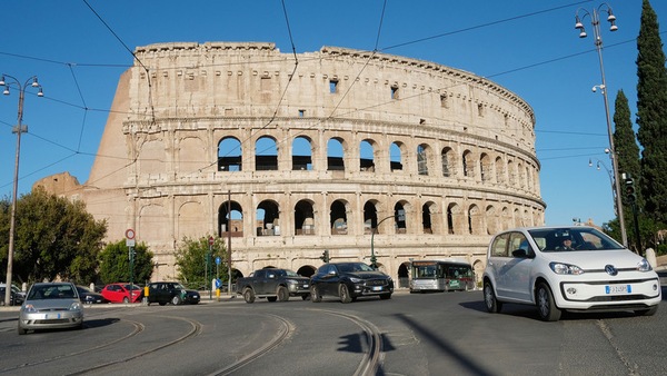 Contenere i consumi: 5 buone regole per guidare in sicurezza