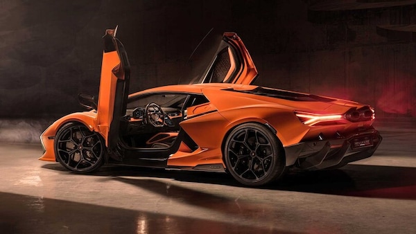 Nuova Lamborghini Revuelto: la prima hypercar ibrida e "ribelle" del Toro