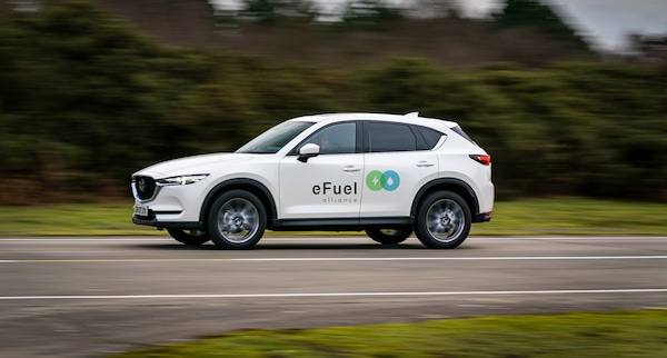 E-fuel vs biocarburanti, pregi e difetti, prezzo e differenza