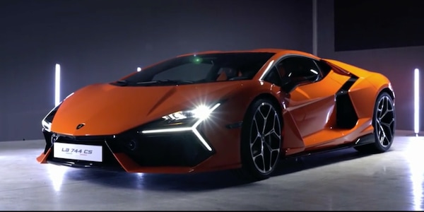 Lamborghini Revuelto, l'intervista al designer Mitja Borkert