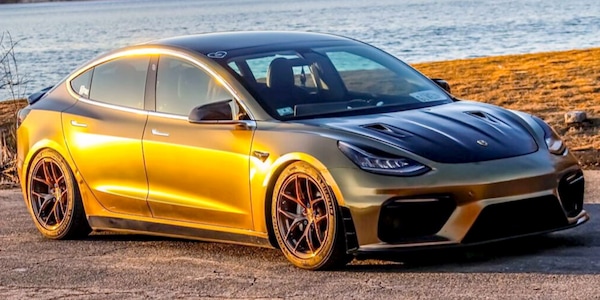 Tesla veste Porsche: la Model 3 in stile Cayman GT4 RS