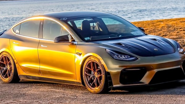 Tesla veste Porsche: la Model 3 in stile Cayman GT4 RS