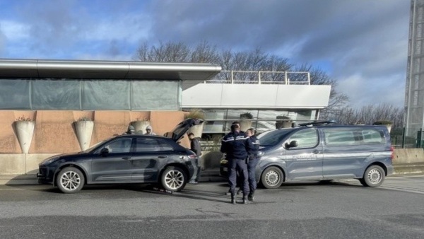 Beccata a 230 km/h in autostrada: la scusa alla Polizia è davvero assurda