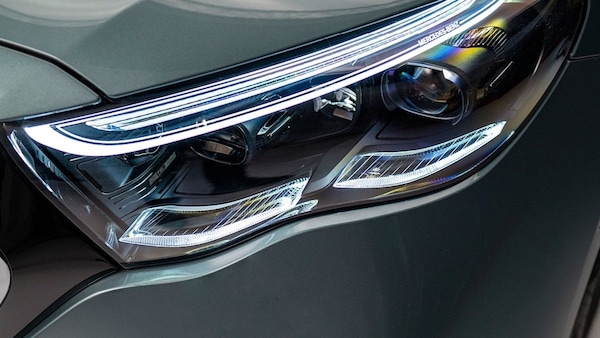Nuova Mercedes Classe E, fari inediti e calandra ispirata a EQE