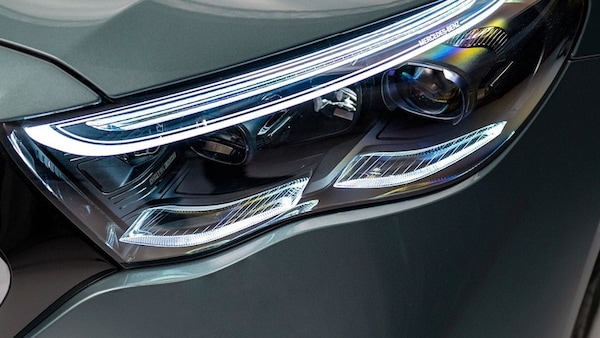 Nuova Mercedes Classe E, fari inediti e calandra ispirata a EQE