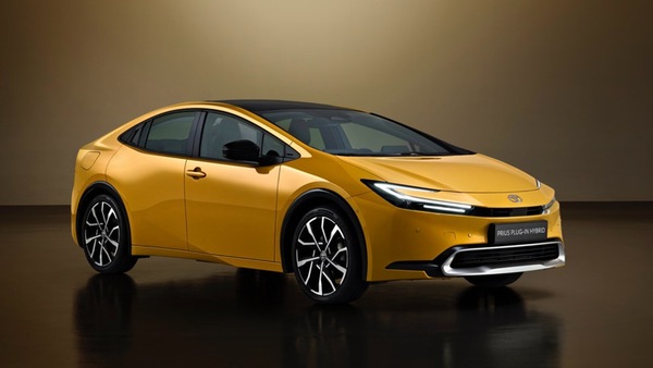 Toyota Prius PHEV arriva in Italia, prezzi più bassi