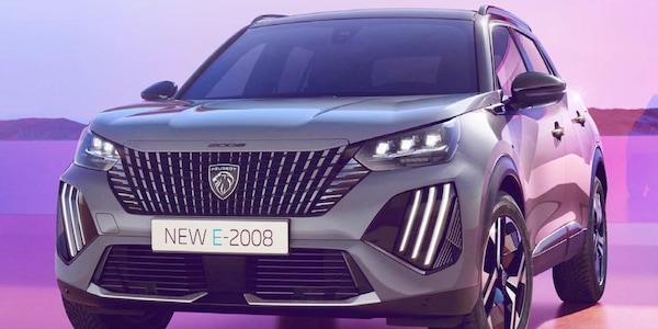 Peugeot 2008 restyling, cambia il fuori e l'elettrica ha più autonomia