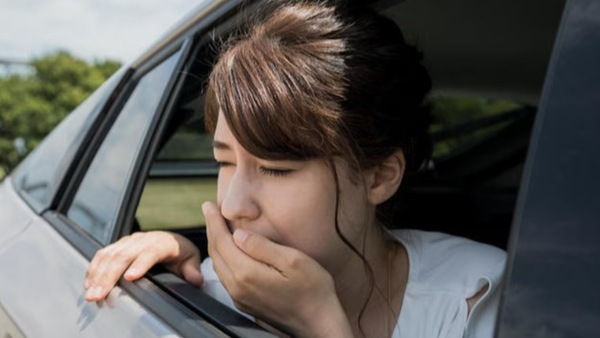 Mal d'auto, le vetture elettriche possono accentuarlo: ecco perché