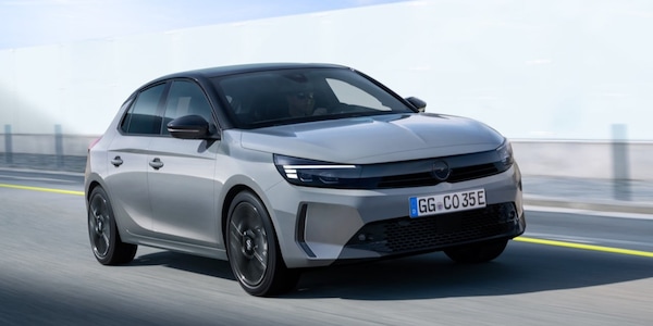 Opel Corsa restyling 2023, elettrica, termica e anche ibrida