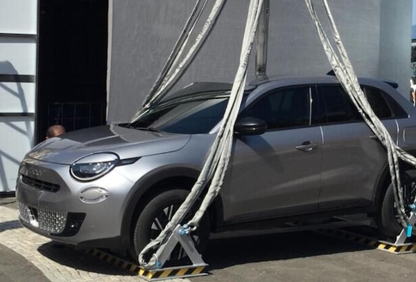 Fiat 600, spot pubblicitario mozzafiato: emergerà da una piscina