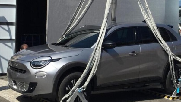 Fiat 600, spot pubblicitario mozzafiato: emergerà da una piscina