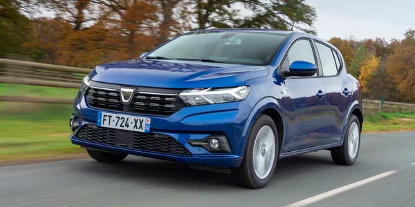 Europa, è duello tra Dacia Sandero e Tesla Model Y